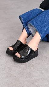 Zueco de plataforma corrida color azul con textura efecto croco, capellada amplia y plantilla en tono suela.