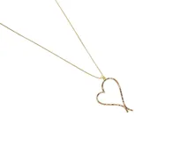 Collar dorado con dije de corazón calado con incrustaciones de circonitas multicolores.