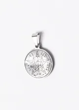 Dije redondo plateado con el símbolo del tetragramatón grabado.