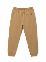 Pantalón de jogging marrón tostado, de corte relajado, con cintura elástica con cordón de ajuste, bolsillos laterales y puños en los tobillos.