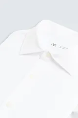 Camisa de manga larga, color celeste con finas rayas verticales blancas, cuello italiano y cierre frontal de botones.