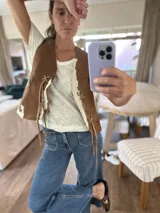 Chaleco de cuero con estampado de vaca, detalles de punto cruz y flecos.