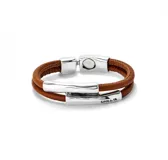 Pulsera doble de cuero color camel con piezas tubulares bañadas en plata de ley y cierre magnético.