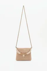 Cartera de cuero gamuzado color beige, con solapa bordada artesanalmente con diseño de alas en tonos rosados, dorados y plateados. Cuenta con cierre de snap magnético, bolsillos internos y cadena metálica color dorado viejo.