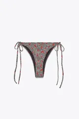 Braguita de bikini de tiro medio con estampado de cerezas sobre animal print y cintura ajustable con lazos.