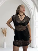 Remerón de tejido de red calada color negro, con mangas cortas y cuello en V.