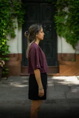 Crop top negro, lila, borgoña y salmón de algodón, corte oversize y estampado en serigrafía en la manga.