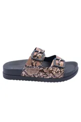 Sandalias con estampado animal print en tonos rojo y negro, con doble tira y hebillas ajustables.