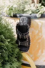 Sandalias de cuero con plataforma dentada, diseño de dos tiras con hebillas metálicas ajustables y cierre de correa en el talón.
