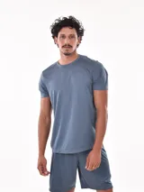 Remera deportiva de manga corta, color gris claro con sutil textura de rayas horizontales. Presenta cuello redondo y costuras reforzadas en los hombros.