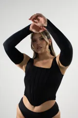 Guantes largos de lycra color negro, estilo manga separada con abertura para el pulgar.
