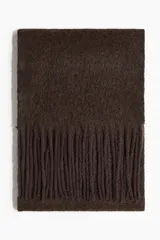Bufanda de color marrón oscuro con acabado cepillado suave y flecos en los extremos.