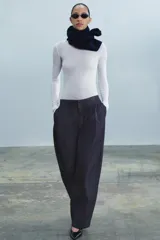 Jeans de tiro alto de la colección ZW de Zara, en color azul oscuro, con bolsillos delanteros, raya planchada en el delantero y cierre con cremallera y gancho metálico.