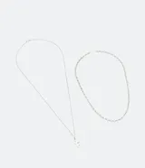 Collar doble con cadena gruesa y una delgada con colgante de rayo.