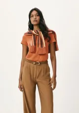 Remera verde claro de algodón, de corte clásico y mangas cortas.