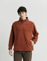 Sweater de micropolar color rojo, con cuello alto y cierre frontal parcial. Cuenta con mangas largas y bolsillos laterales con cierre.