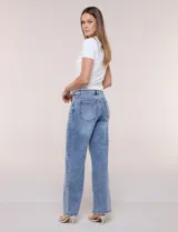 Jean wide leg de tiro medio, marca DJEANS, en tono azul claro con efecto acid wash. Presenta pretina con pasadores, cierre y botón, bolsillos delanteros inclinados y bolsillos traseros aplicados.