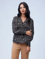 Blusa de gasa estampada marca Philosophy. Tiene cuello a la base con frunces, escote en V y botones. Punto smock en delantera y puños.