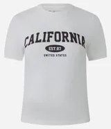 Remera de algodón con elastano, de corte ajustado y cuello redondo. Presenta estampado frontal con la inscripción California.
