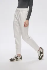 Pantalón tipo babucha de corte recto, confeccionado en tejido con felpa, con cintura elástica y cordón de ajuste frontal.