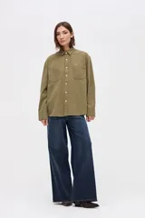 Sobrecamisa de algodón color marrón, con cuello solapa, cierre frontal de botones y bolsillos frontales en el pecho.