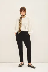 Pantalon estilo babucha color negro, con cintura elastizada y cordón de ajuste, bolsillos diagonales frontales y puños en los tobillos.