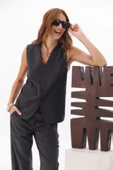 Chaleco marrón con botones, corte midi y escote en V.