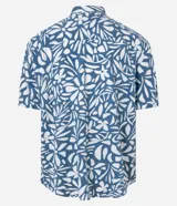 Camisa de hombre de calce relajado, confeccionada en viscosa con estampado floral en tonos azul y blanco. Presenta cuello de solapa, manga corta y cierre frontal con botones.