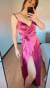 Vestido largo dorado satinado, de corte cruzado con escote en V, mangas finas y lazo en la cintura.