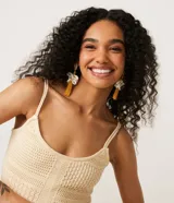 Mono largo de tirantes finos, color crema, confeccionado en punto ganchillo.