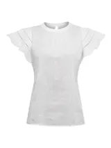 Blusa de algodón orgánico y ramie color blanco, con cuello redondo y mangas cortas con detalles de crochet. Presenta un diseño clásico con cierre de botón en la parte posterior.
