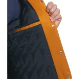 Campera estilo universitario color mostaza, con cierre de botones a presión, bolsillos laterales y un bolsillo interno. Tiene un parche con la letra P en el pecho y ribetes a rayas en puños y cintura.