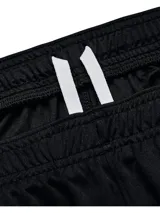 Short deportivo Under Armour negro, de corte holgado, con cintura elástica y logo estampado en blanco en la pierna derecha.