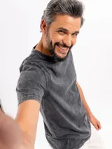 Remera de manga corta con efecto estoneado, color gris oscuro, de corte clásico y cuello redondo.