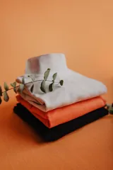 Polera de algodón elastizado con cuello alto, manga larga y diseño ajustado al cuerpo.