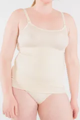 Camiseta modeladora color piel, confeccionada en lycra, con breteles regulables y refuerzo en la zona abdominal.