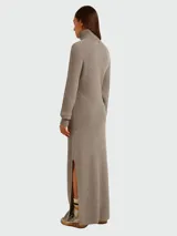 Vestido largo de lana color gris con cuello alto y abertura lateral.