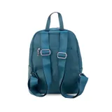 Mochila roja de nylon resistente con detalle en simil cuero. Tiene cierre principal, bolsillo frontal, bolsillo trasero con cierre y bolsillos laterales. Las correas son a tono.