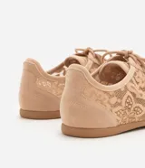 Championes de diseño bajo color tostado, con paneles laterales y superiores de encaje floral semitransparente, combinados con recortes de material sintético y cierre de cordones al tono.