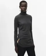 Jersey de cuello alto gris oscuro, de manga larga y corte ajustado.