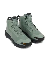 Botas tácticas Under Armour modelo Charged Valsetz Mid, color verde oliva con suela negra. Presentan parte superior sintética transpirable con refuerzos de poliuretano, entresuela Charged Cushioning para mayor amortiguación y suela exterior Vibram XS Trek de alta tracción.