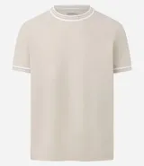 Remera de corte regular confeccionada en tejido texturizado de algodón y poliéster. Presenta cuello redondo y bordes de mangas con detalle de rayas contrastantes en blanco y gris.