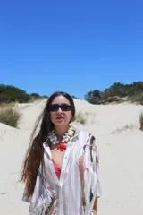 Camisa de manga corta con estampado de rayas verticales en tonos crudo, blanco y marrón.