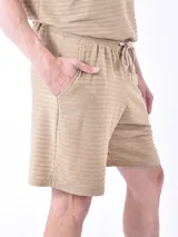 Bermuda de hombre color gris oscuro con textura de líneas horizontales.