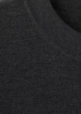 Camiseta de punto fino oversize, color gris oscuro, con cuello redondo y mangas cortas.