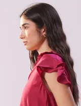 Camisa azul marino de satén, marca Alex & Lili. Cuello con solapa y escote en V. Apertura central con botones y sisas con volados.