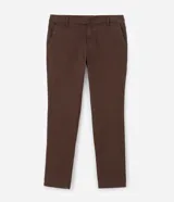 Pantalón de corte slim confeccionado en sarga lavada color verde militar. Presenta cierre frontal con botón y cremallera, cintura con trabillas para cinturón y bolsillos laterales y traseros.