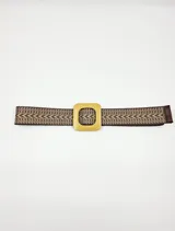 Cinto de tela con diseño tejido en zigzag multicolor y hebilla cuadrada de metal en tono dorado mate.
