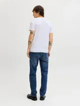 Jean de corte tapered fit con tiro medio, confeccionado en denim con efecto lavado. Presenta diseño clásico de cinco bolsillos, cierre con cremallera y costuras reforzadas.