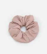 Elástico para el pelo tipo scrunchie grande, color rosa pálido, confeccionado en poliéster.